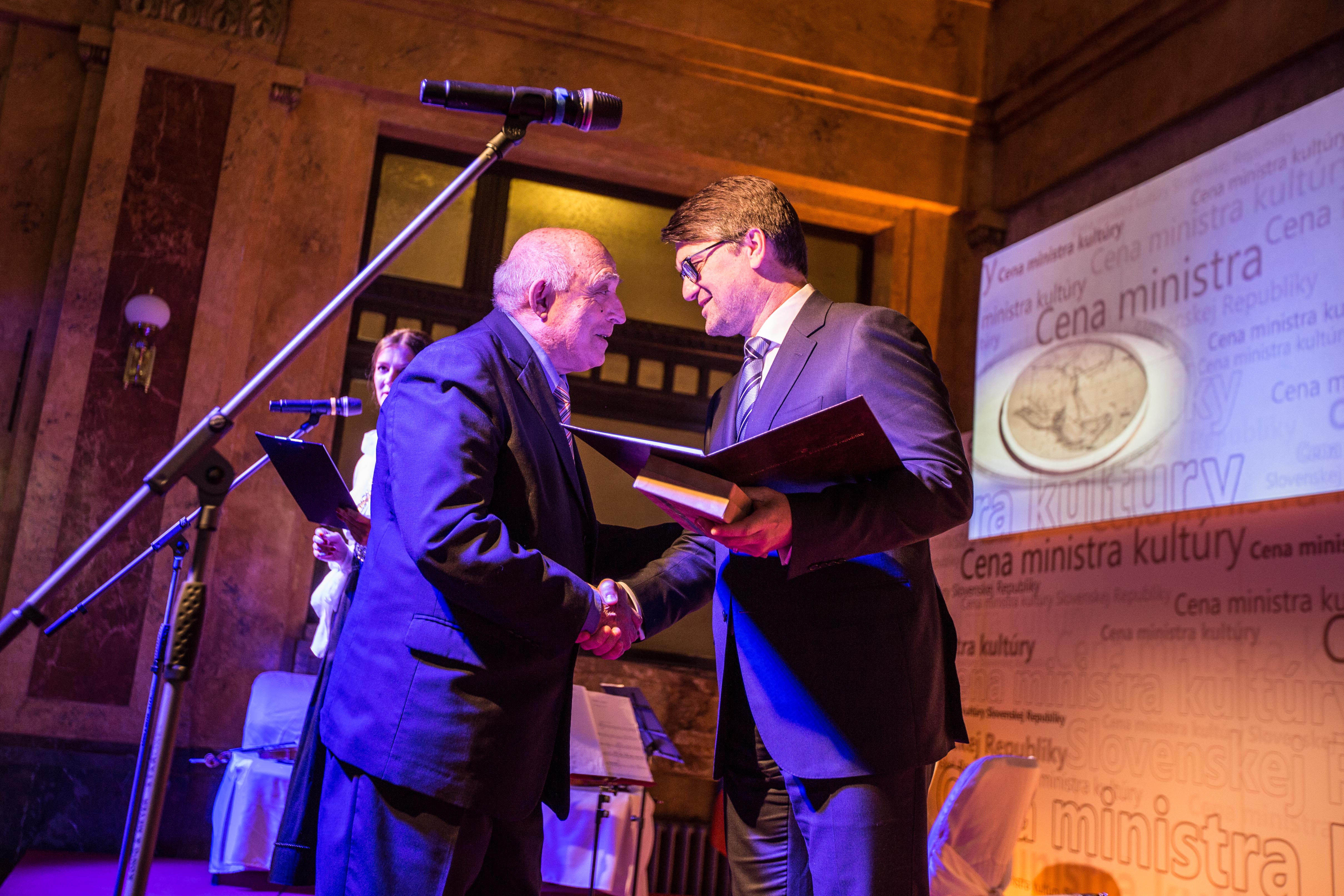 Rudolf Dobiáš získal cenu za výnimočný prínos v oblasti pôvodnej literatúry