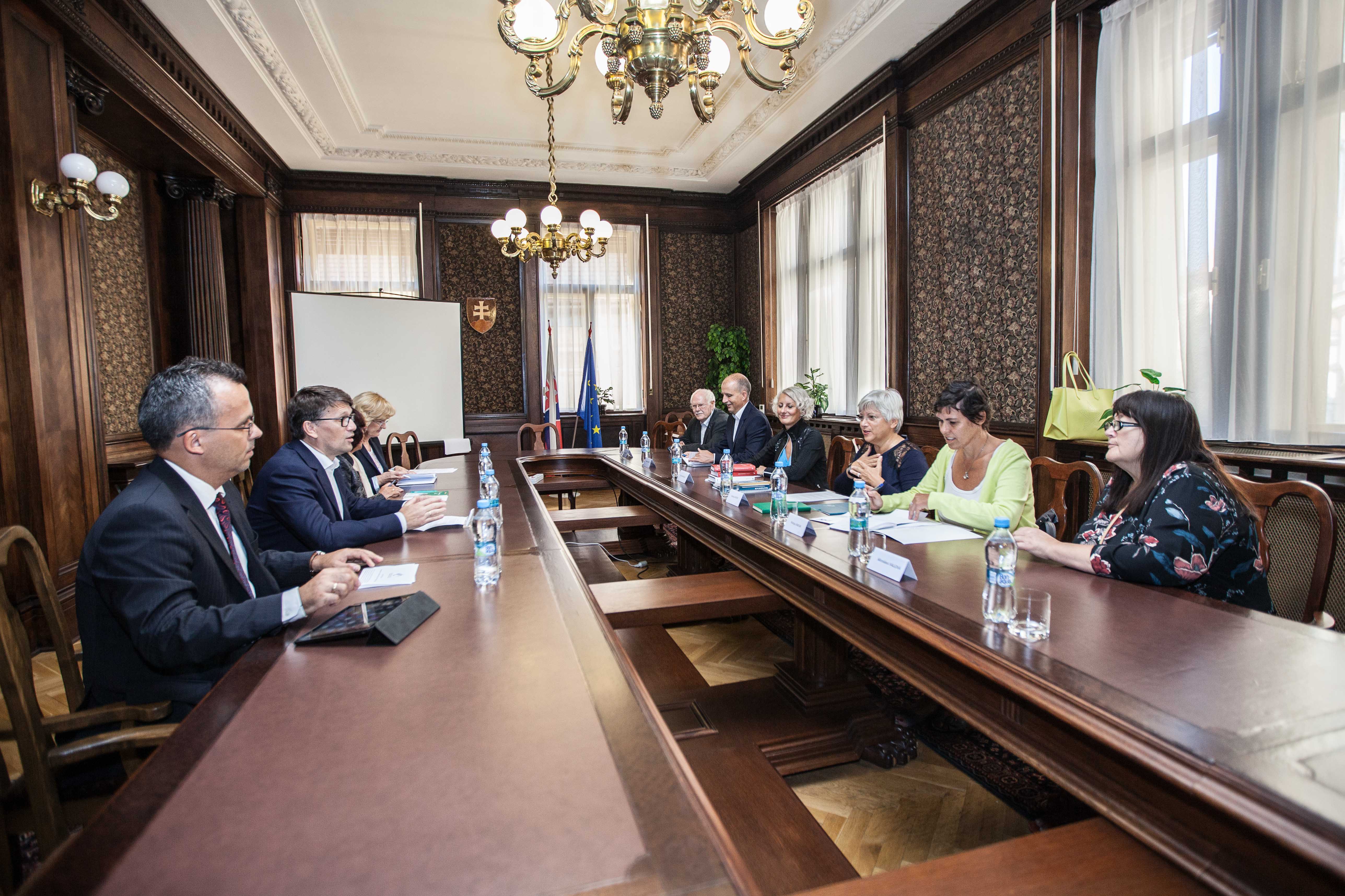 Minister kultúry Marek Maďarič dnes prijal predstaviteľky Fóra slovanských kultúr. Foto: MKSR/Katarína Acél - Gáliková