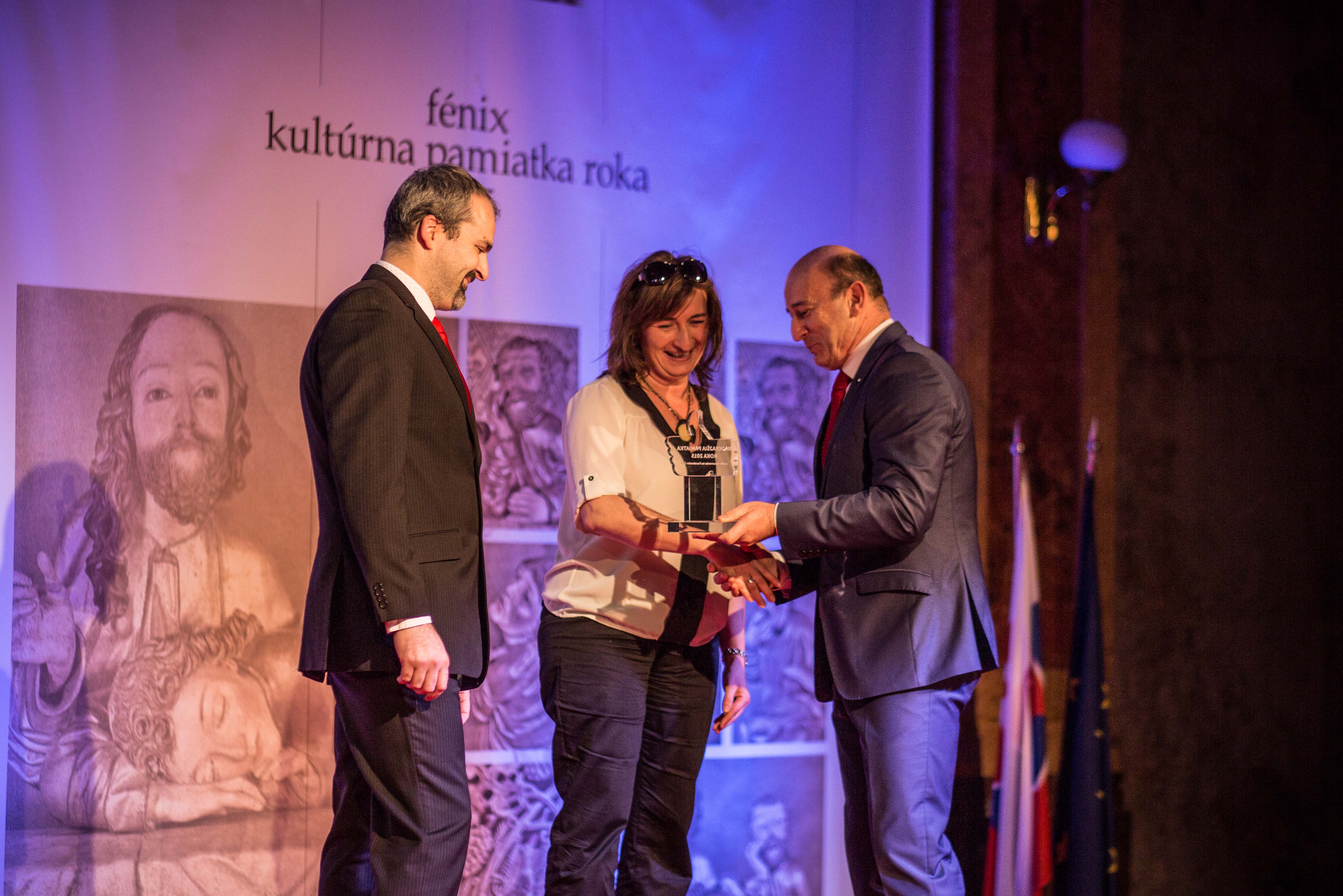 Tomáš Belko a Andrea Moravčíková preberajú cenu LIKE za najväčší počet hlasov v hlasovaní na FB stránke SPP. 
