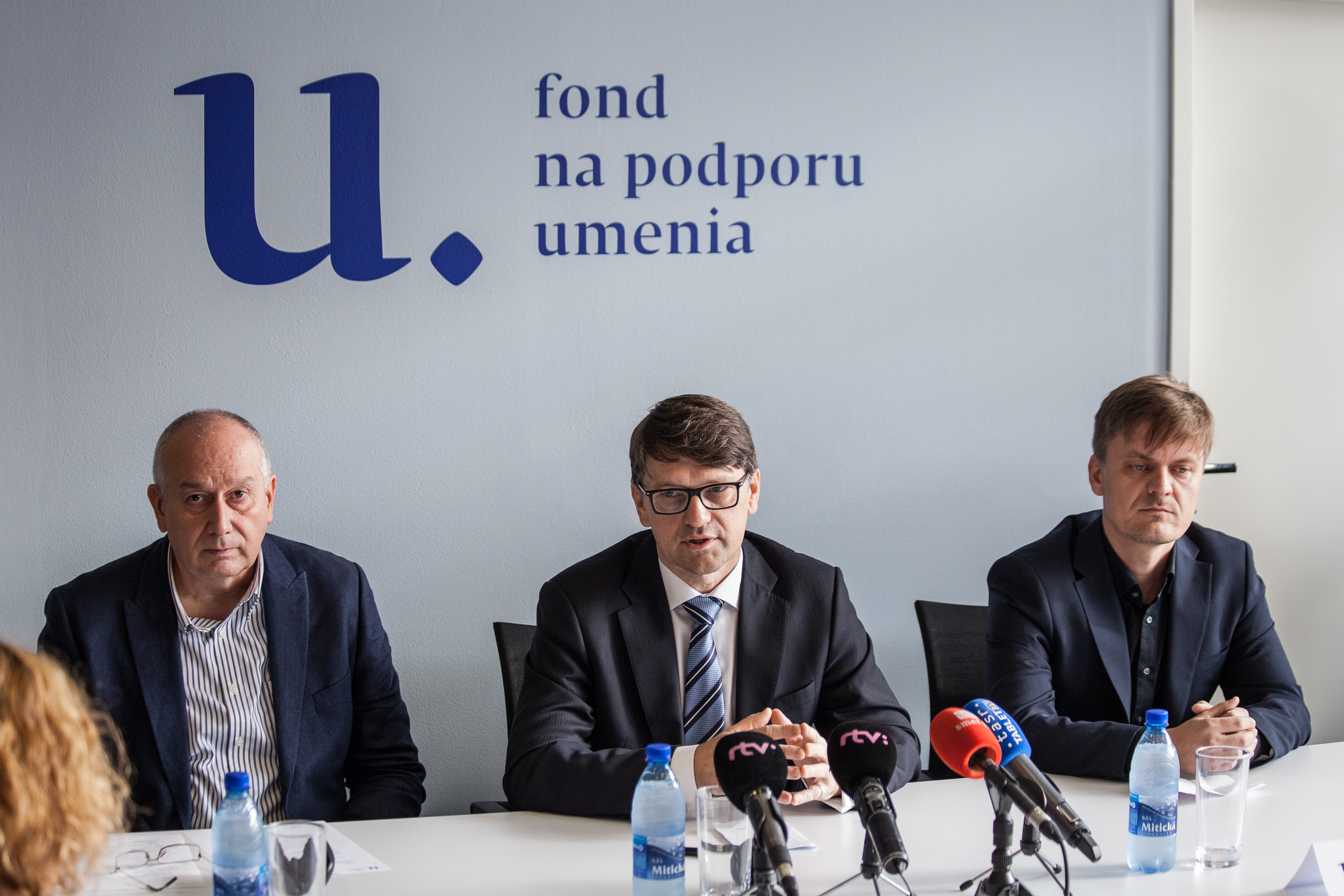 Zľava: Peter Mihalovič, Marek Maďarič a Jozef Kovalčik počas tlačovej konferencie Fondu na podporu umenia