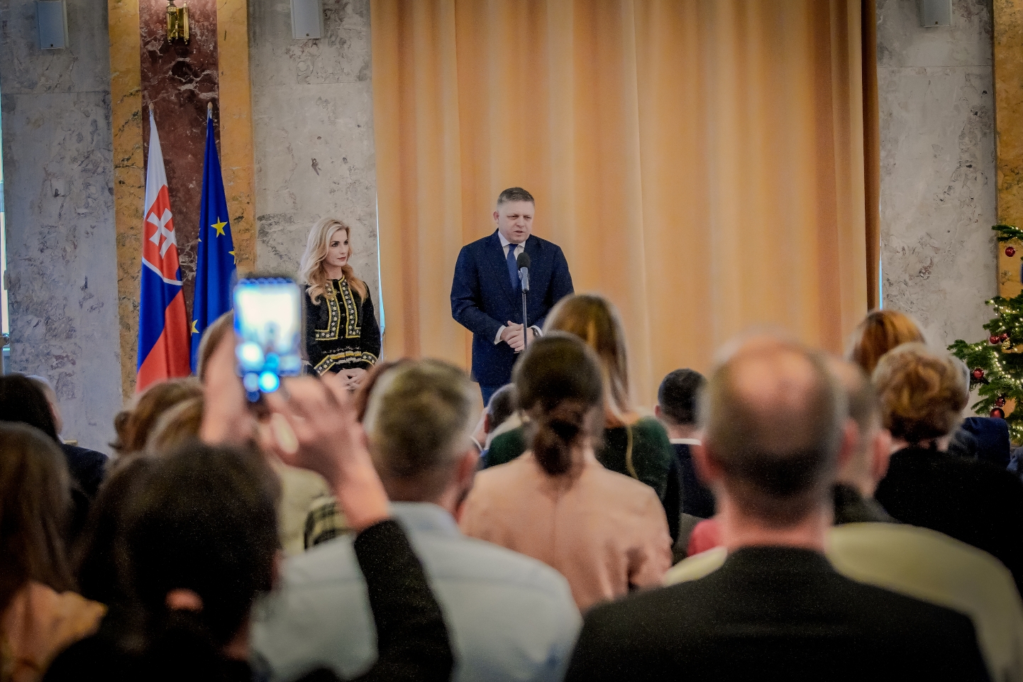 predseda vlády SR Robert Fico (vpravo) a ministerka kultúry SR Martina Šimkovičová (vľavo)