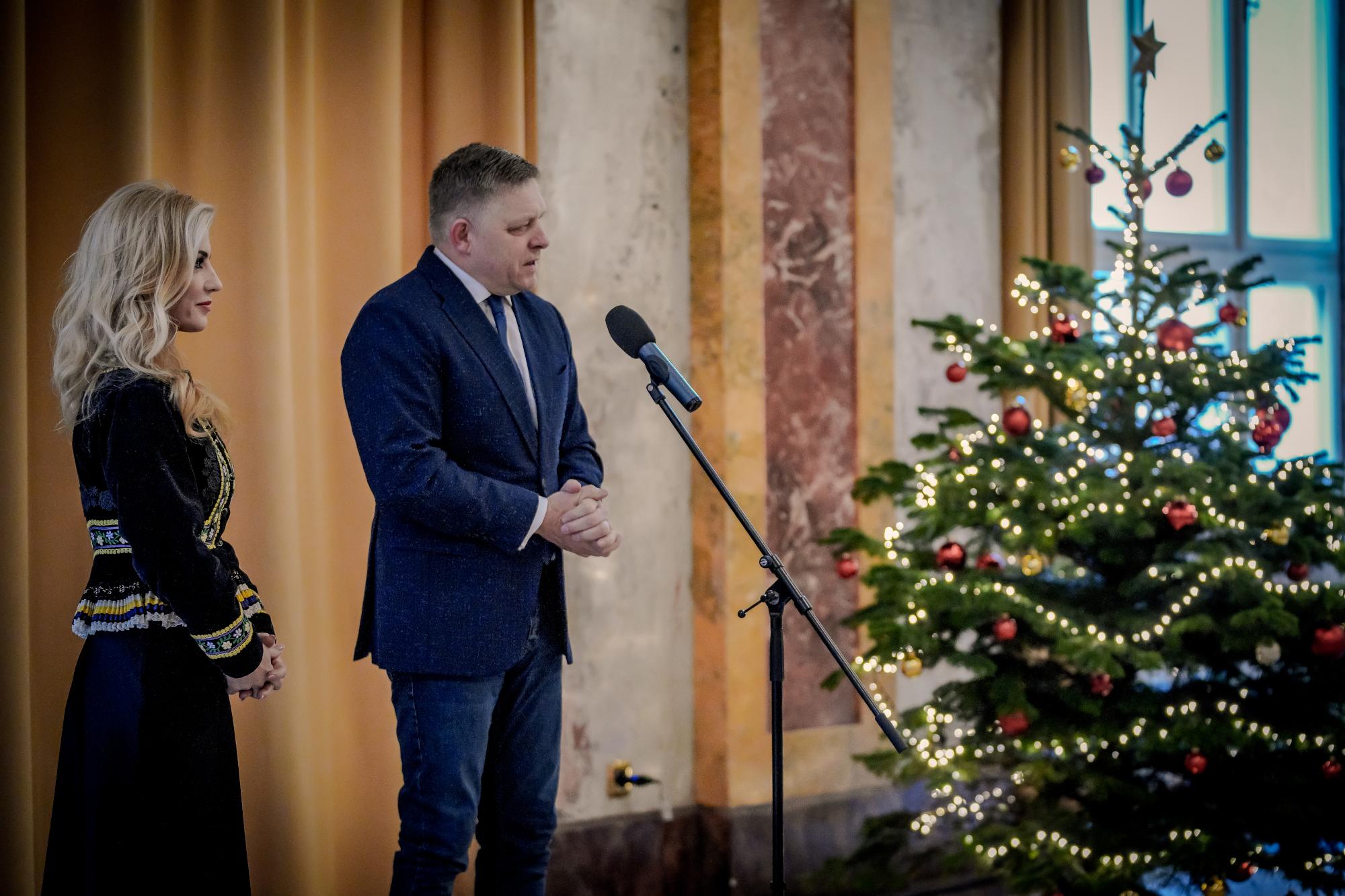 predseda vlády SR Robert Fico (vpravo) a ministerka kultúry SR Martina Šimkovičová (vľavo)